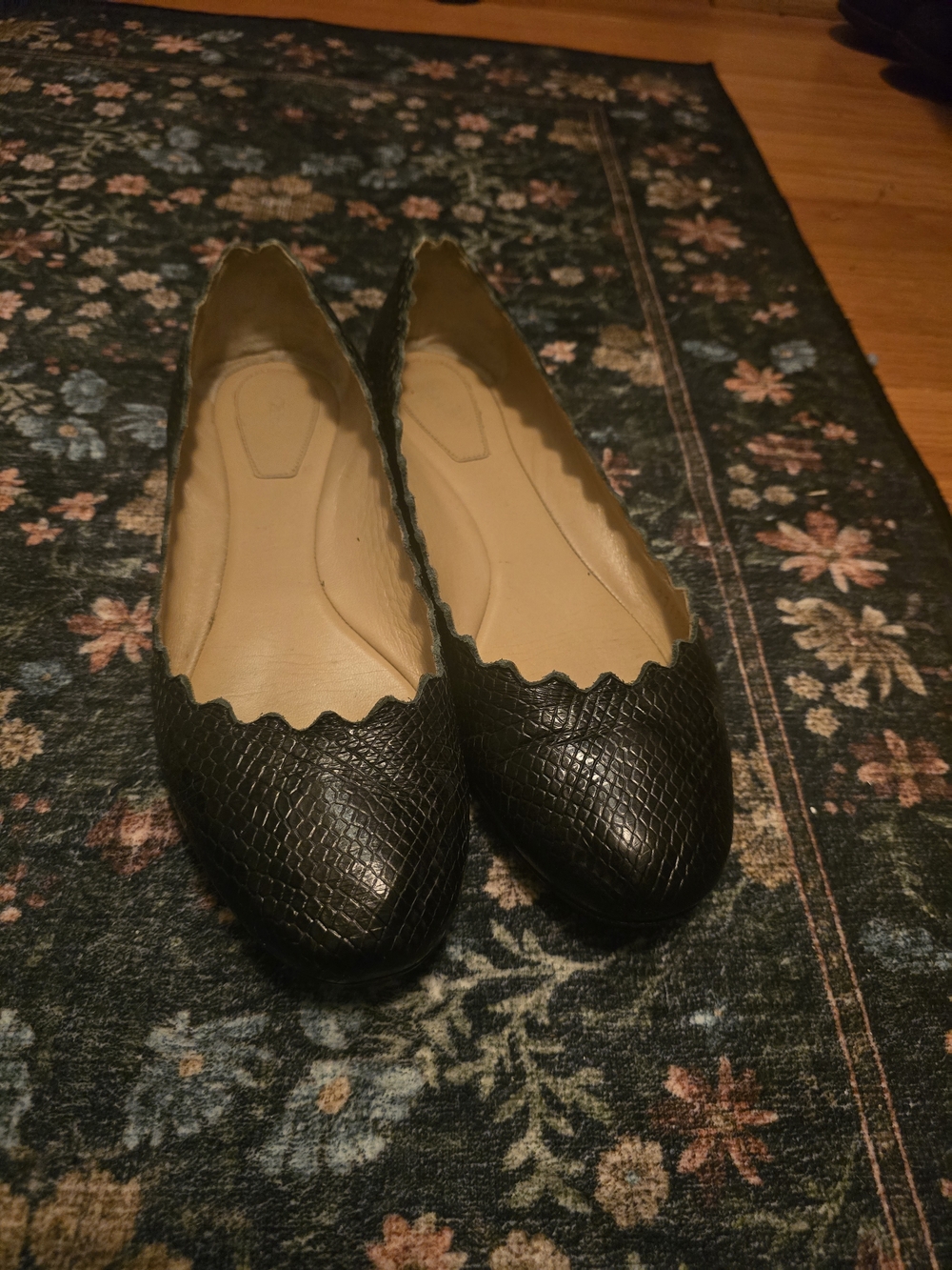 Chloe scalloped snakeskin flats Size 9.5